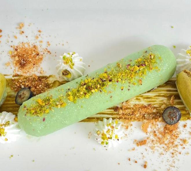 Finger de pistacho con tierra de brownie y helado.