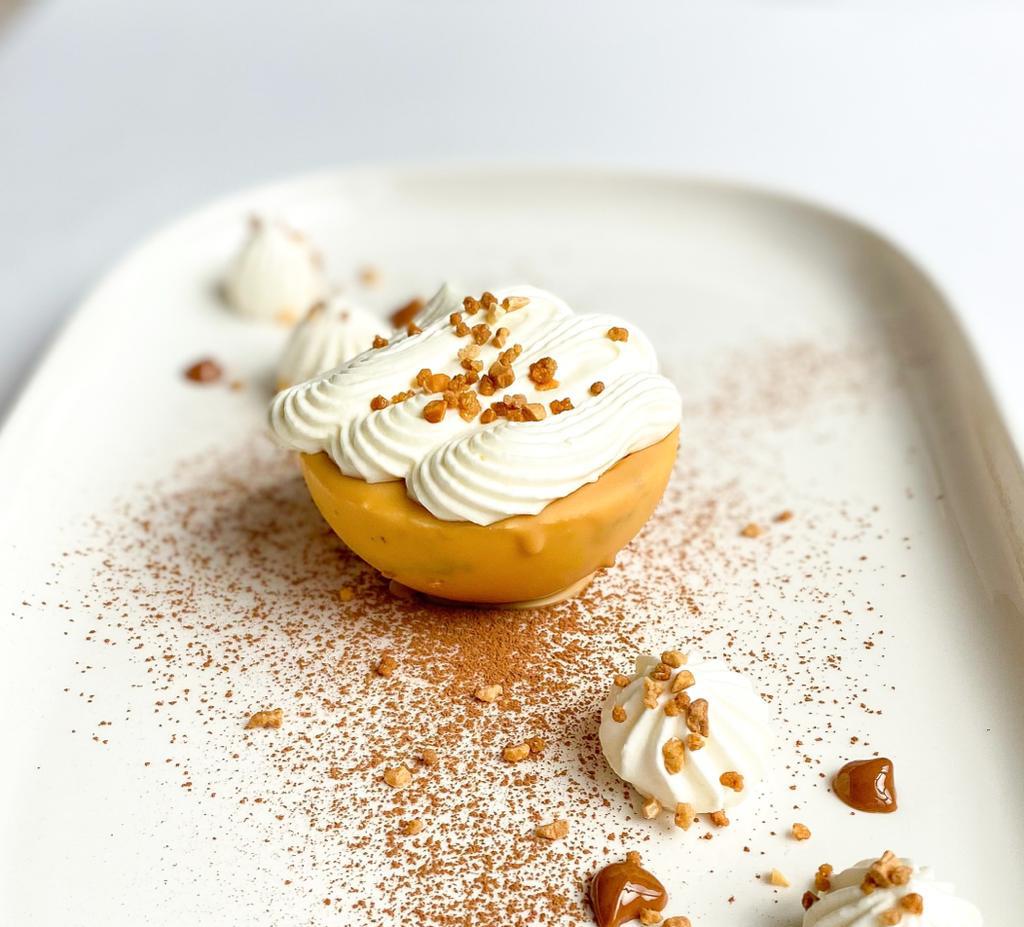 Tiramisu de caramelo, bizcocho de café y brandy, bañado en chocolate y caramelo