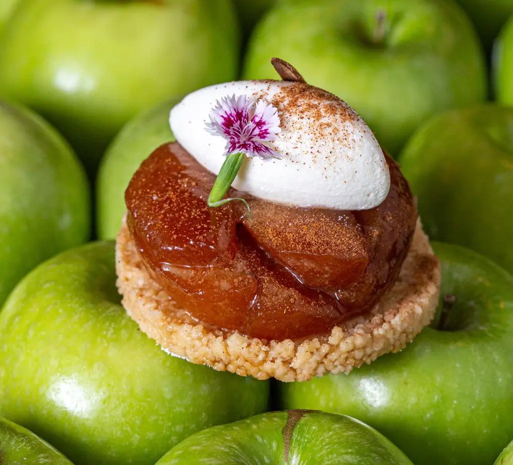 Tarta tatín de manzana caramelizada a baja temperatura con crumble deconstruido y quenelle de ganache de choco blanco y vainilla de Madagascar