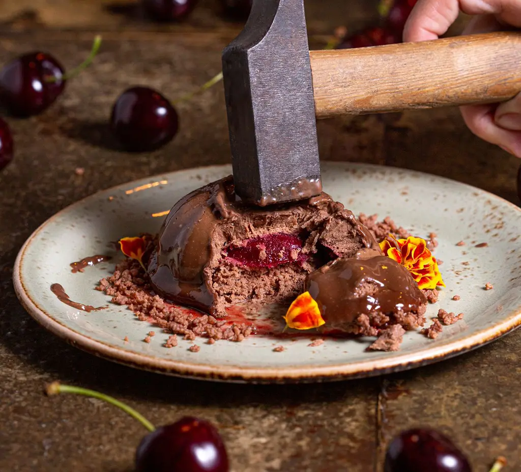 Mousse de chocolate 55% coulis de cereza y bizcocho de chocolate